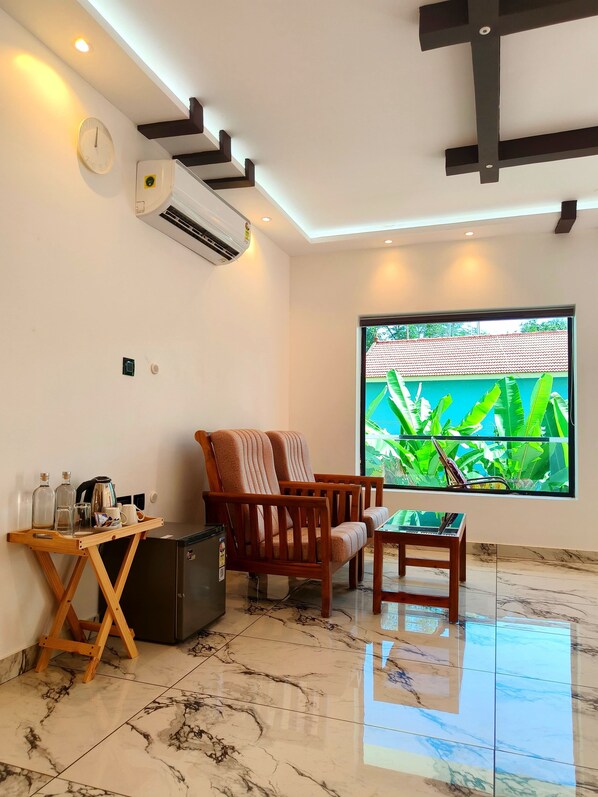 Desk, laptop workspace, free WiFi, bed sheets - Wavealokam Beach Retreat (Varkala)
