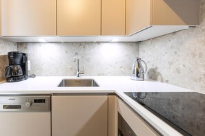 Fridge, oven, stovetop, coffee/tea maker