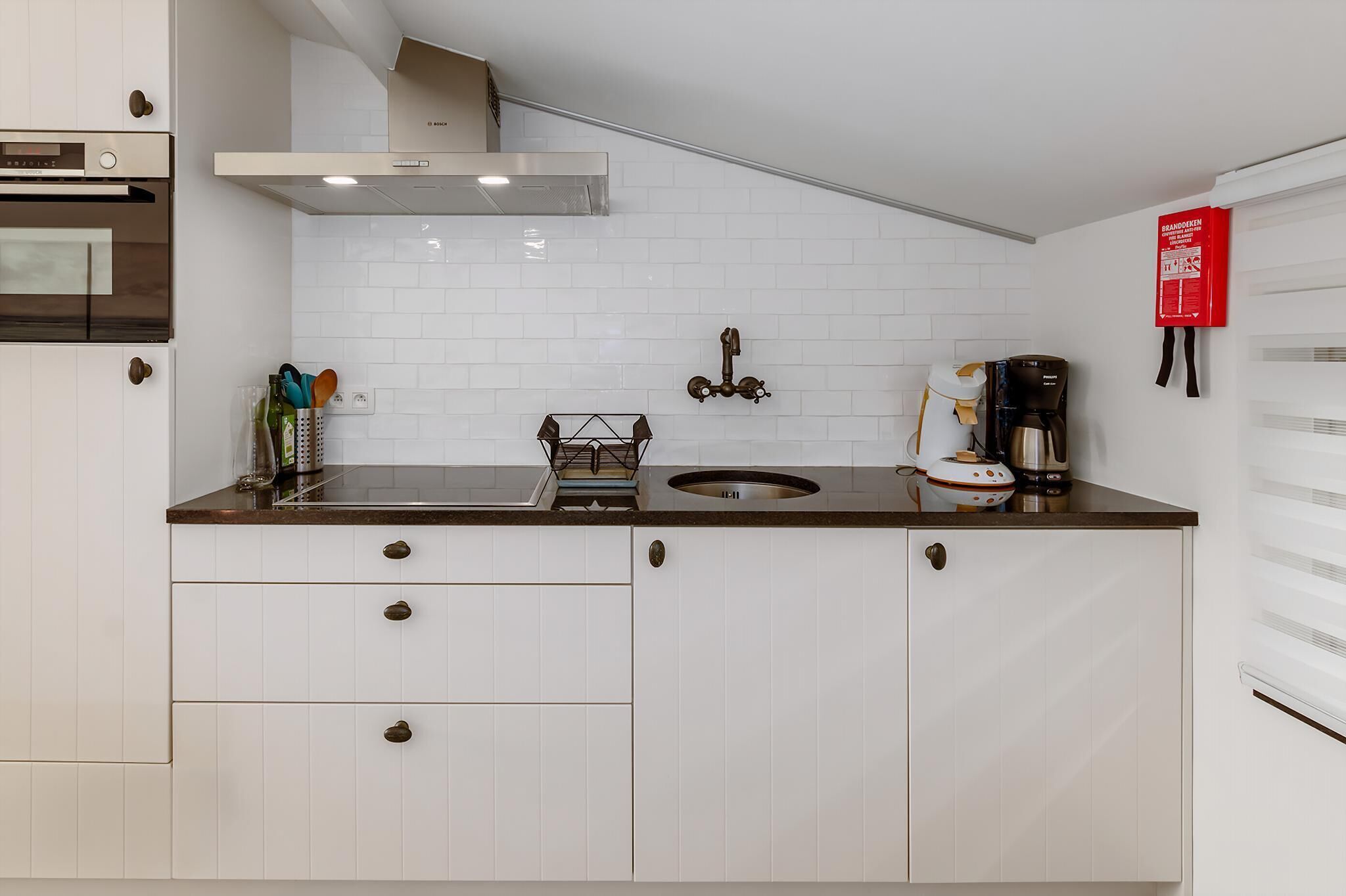 Fridge, oven, stovetop, electric kettle