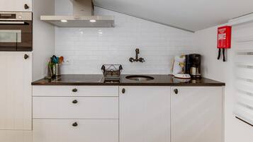 Fridge, oven, stovetop, electric kettle