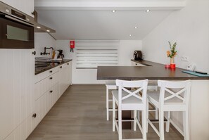 Kühlschrank, Ofen, Herdplatte, Wasserkocher