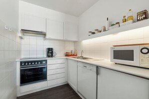 Réfrigérateur, four, cafetière/bouilloire, tables à manger