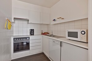 Een koelkast, een microgolfoven, een oven