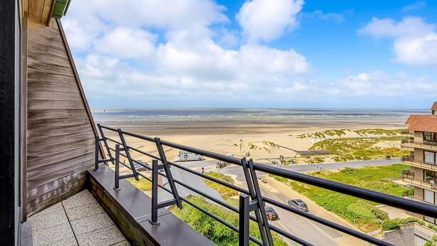 A balcony with a view of a beach and dunes. - LONG ISLAND 19, B52 + G (Oostduinkerke)