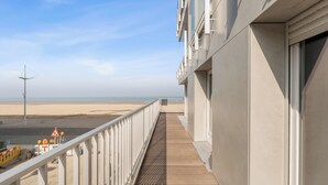 En balkon med udsigt til stranden og en redningsplatform.