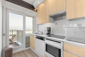 Kühlschrank, Ofen, Herdplatte, Wasserkocher mit Kaffee-/Teezubehör