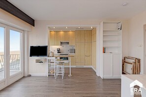 Fridge, oven, stovetop, coffee/tea maker