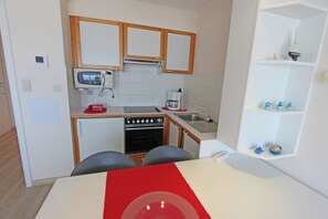 Een koelkast, een microgolfoven, een koffiezetapparaat/waterkoker