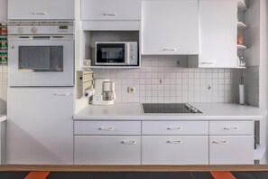 Fridge, oven, stovetop, coffee/tea maker