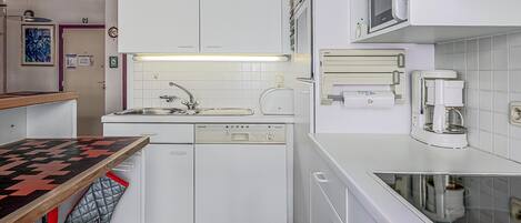 冷蔵庫、オーブン、コンロ、コーヒー / ティーメーカー