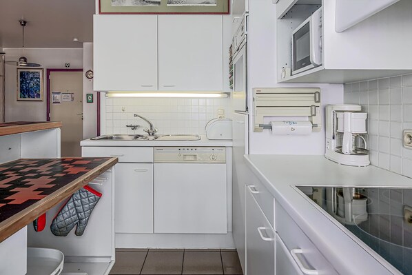 Réfrigérateur, four, plaque de cuisson, cafetière/bouilloire