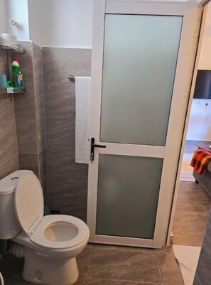 Haartrockner, Handtücher, Toilettenpapier