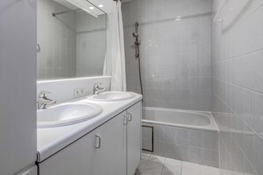 Bathroom - 1 bedroom accommodation in Oostduinkerke (Oostduinkerke)
