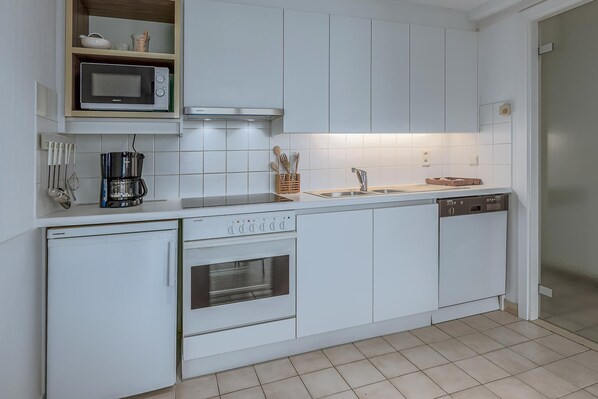 Fridge, oven, coffee/tea maker, electric kettle