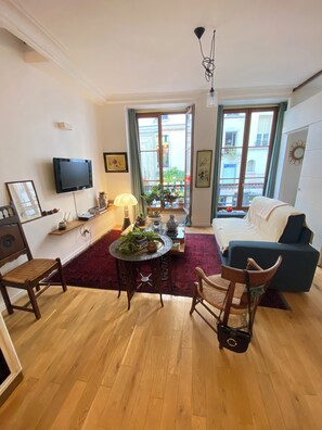 Living area - Beautiful 2-bedroom flat in the heart of Paris. FREE PARKING. (Paris)