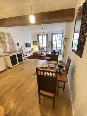 Interior - Beautiful 2-bedroom flat in the heart of Paris. FREE PARKING. (Paris)