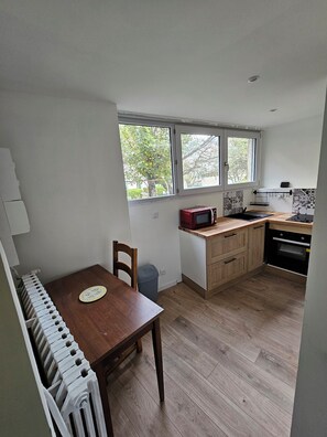 Fridge, microwave, oven, stovetop - Superb cosy studio for 2 people - Luchon center (Bagnères-de-Luchon)