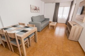 Klassiek appartement, balkon | Woonruimte | Een 84-inch flatscreentelevisie met digitale zenders