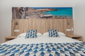 In-room safe, laptop workspace, iron/ironing board, free WiFi - Apartamentos Niko (Santa Eulalia del Rio)