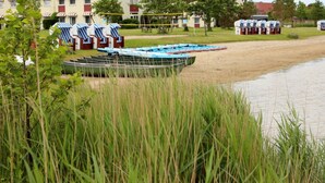 A riverside area with boats and a row of houses. - Room in All-inclusive Party Resort, Wangerland (Wangerland)