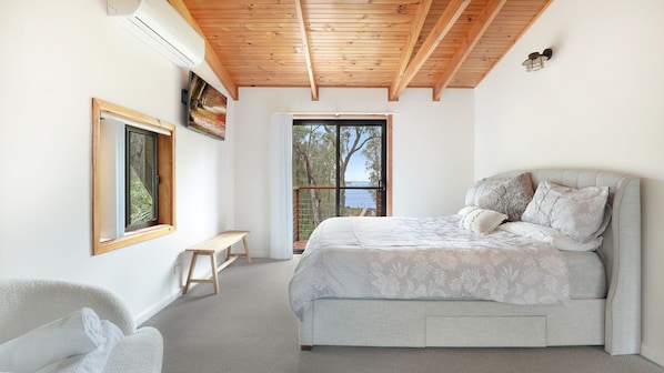 3 bedrooms, travel cot, free WiFi, bed sheets - The Treehouse - Pet Friendly home in Jervis Bay! (Saint Georges Basin)