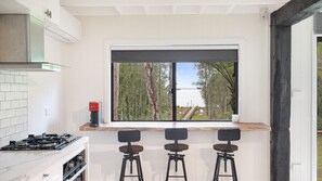 Kjøleskap, mikrobølgeovn, kaffetrakter/tekoker og brødrister