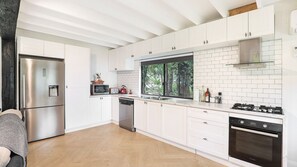 Kühlschrank, Mikrowelle, Wasserkocher mit Kaffee-/Teezubehör, Toaster