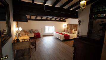 Deluxe driepersoonskamer | Luxe beddengoed, individueel gedecoreerd, individueel gemeubileerd