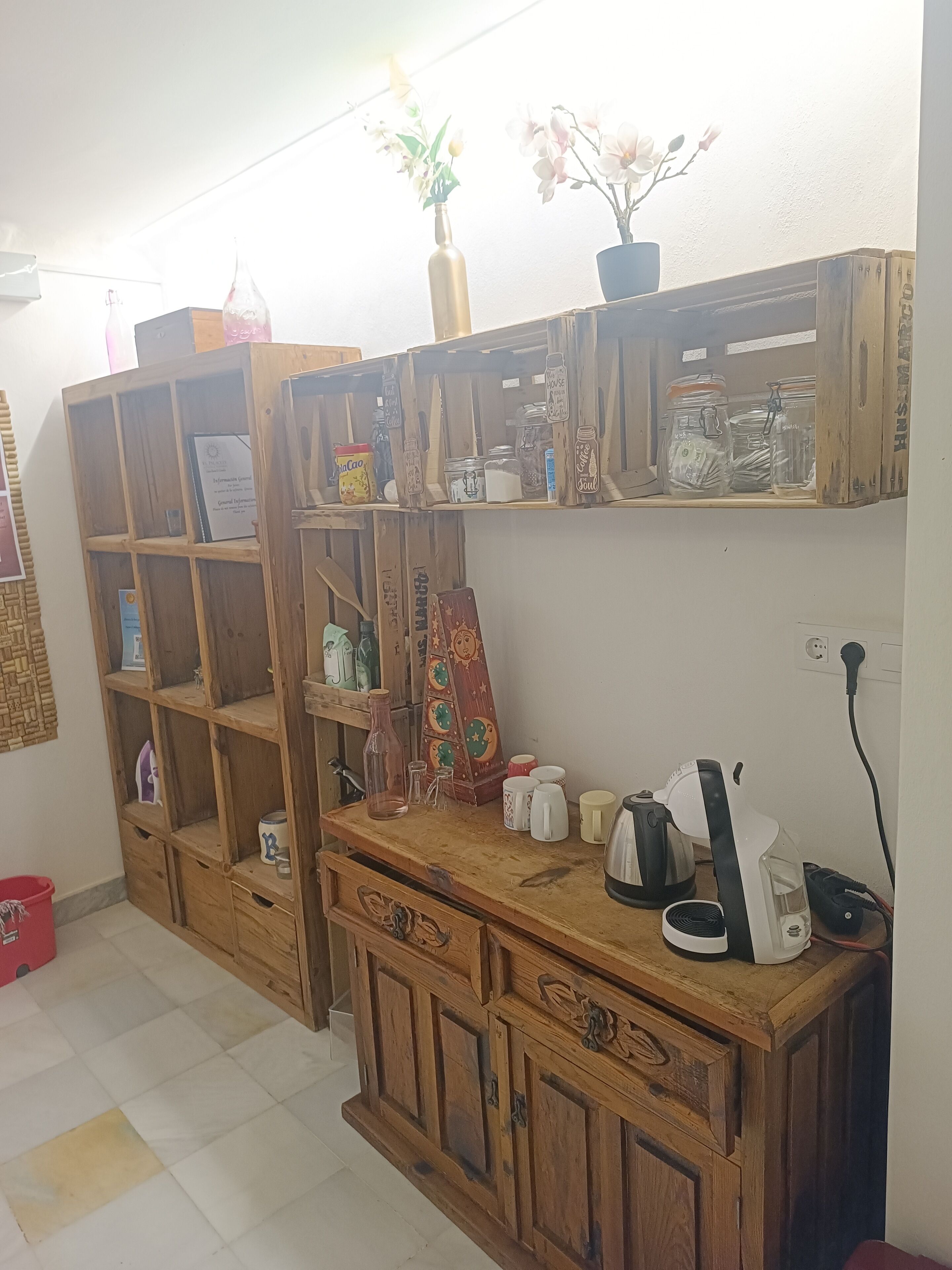 Wasserkocher mit Kaffee-/Teezubehör, großer Kühlschrank, Mikrowelle