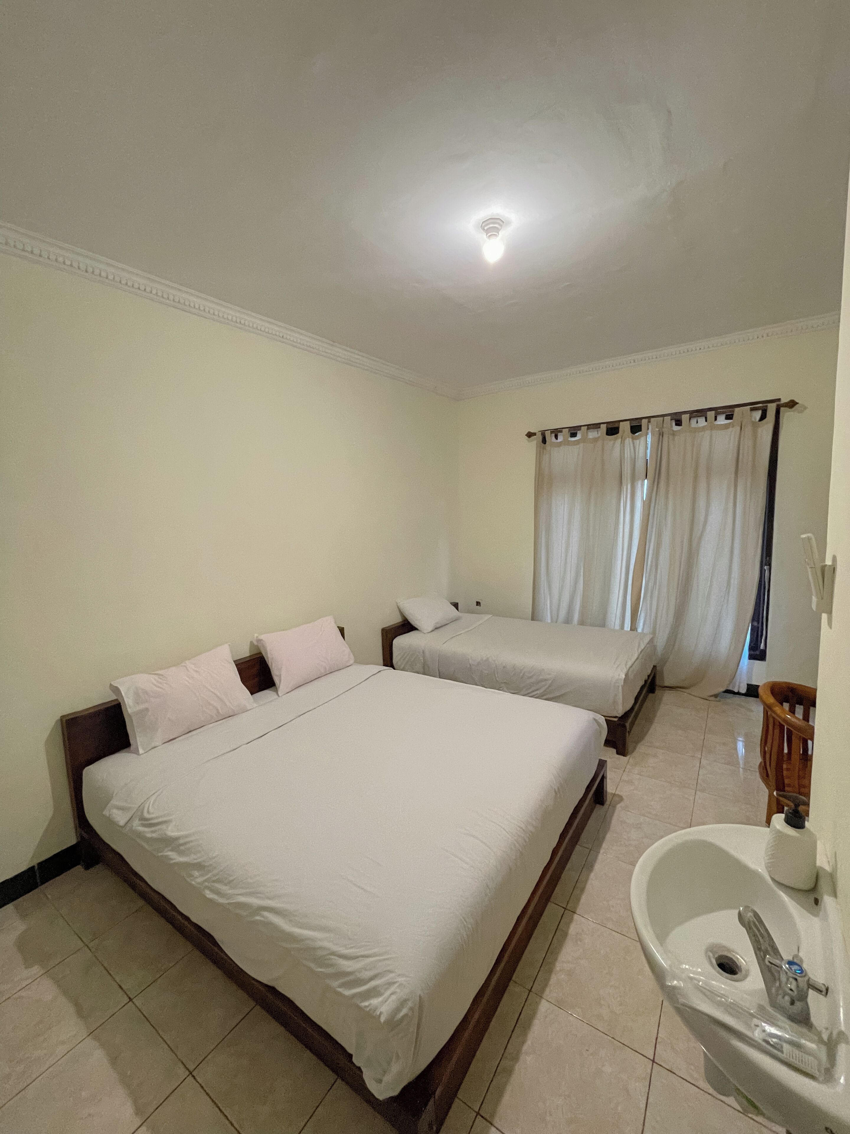 1 室のベッドルーム、セーフティボックス (室内)、デスク、WiFi (無料)