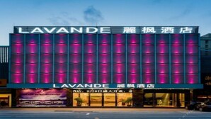 Un hotel con un cartello ben visibile che riporta le scritte 'LAVANDE' e 'HOTEL DI LUSSO'.