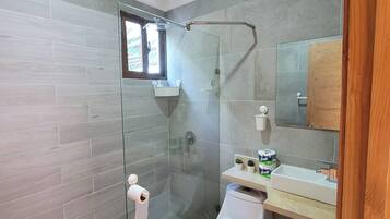 Chambre, 1 chambre, fumeurs, piscine privée | Salle de bain