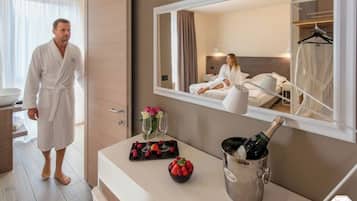 Suite | Sengetøy av topp kvalitet, dundyner, memory foam-senger og minibar