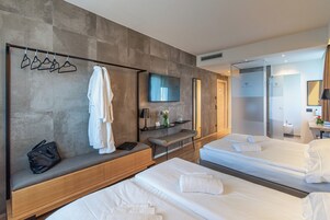 Family Room | 高档床上用品、羽绒被、记忆海绵床垫、迷你吧