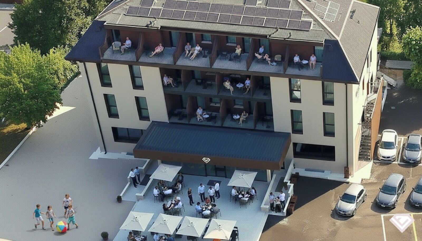 Un hôtel à plusieurs étages doté d’un espace extérieur avec des sièges et d’une terrasse couverte.