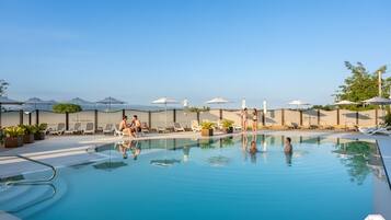 AuĂenpool (je nach Saison geöffnet), Sonnenschirme, LiegestĂŒhle