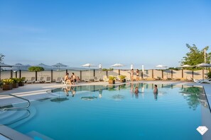 Sæsonbestemt udendørs pool, åben fra kl. 10.00 til kl. 19.00, parasoller