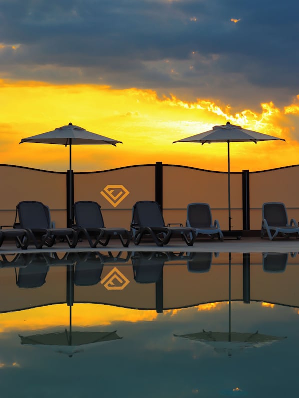 Piscina a l'aire lliure de temporada (horari: 10:00-19:00) i para-sols