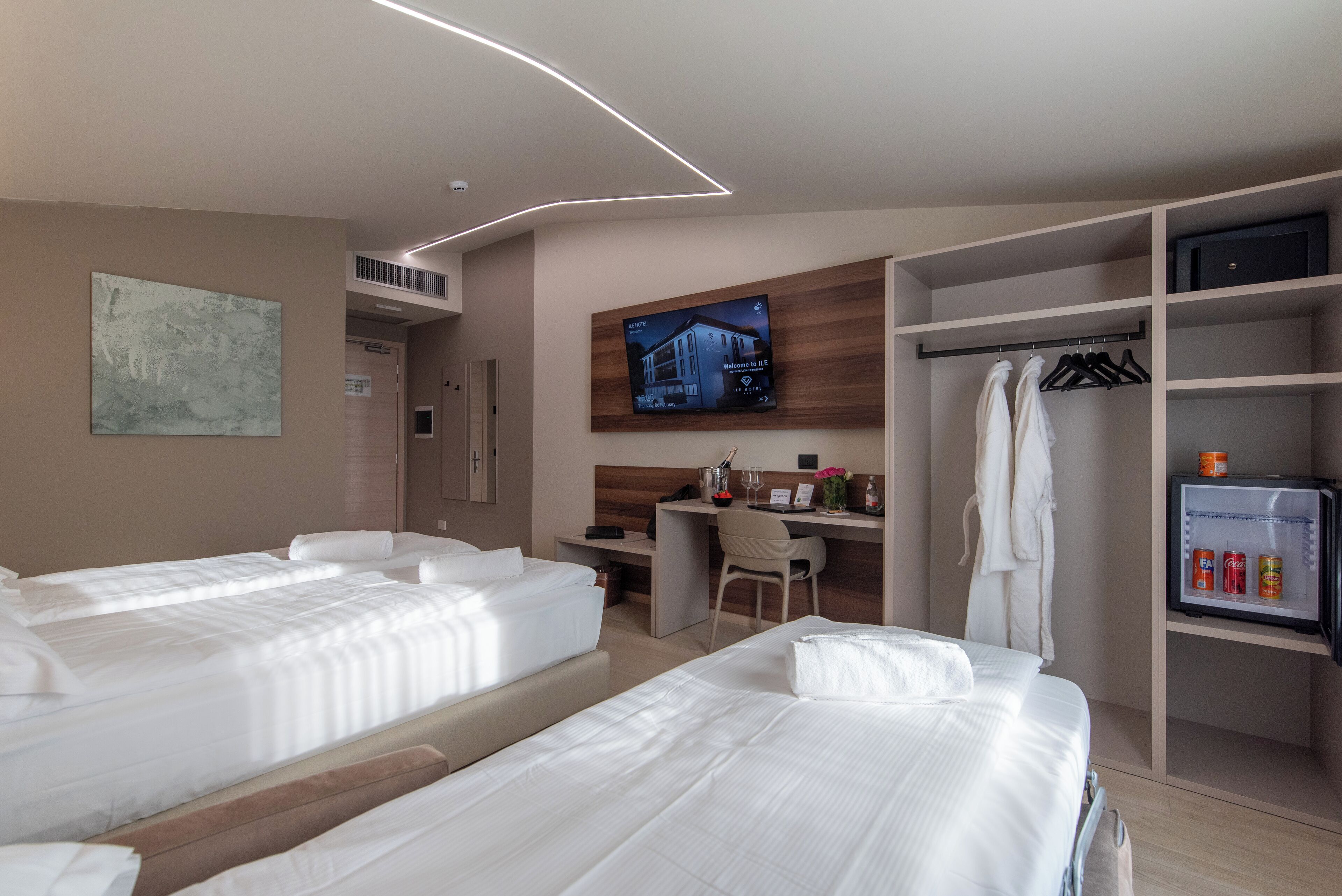 Junior Suite Tripla con terrazzo | Ropa de cama de alta calidad, edredón y camas con efecto memoria 