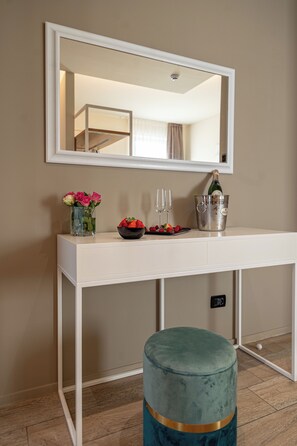 Premium bedding, down duvets, memory-foam beds, minibar - Ile Hotel  (Peschiera del Garda)