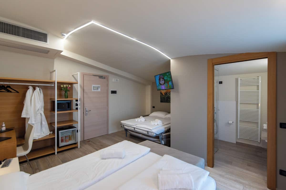 Junior Suite Quadrupla con terrazzo | 2 bedrooms, premium bedding, down duvets, memory-foam beds
