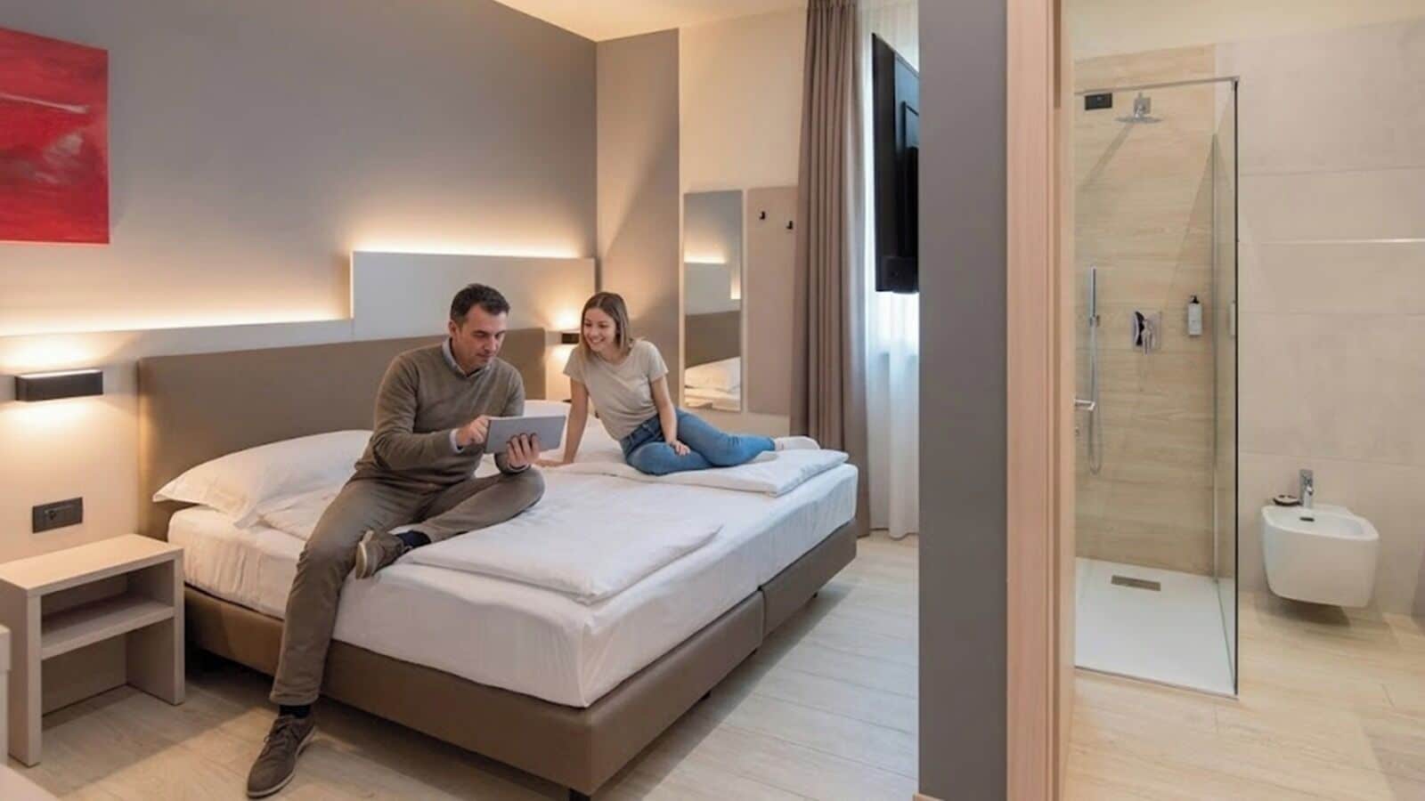 Camera Doppia Deluxe  doccia a vista | Sengetøy av topp kvalitet, dundyner, memory foam-senger og minibar