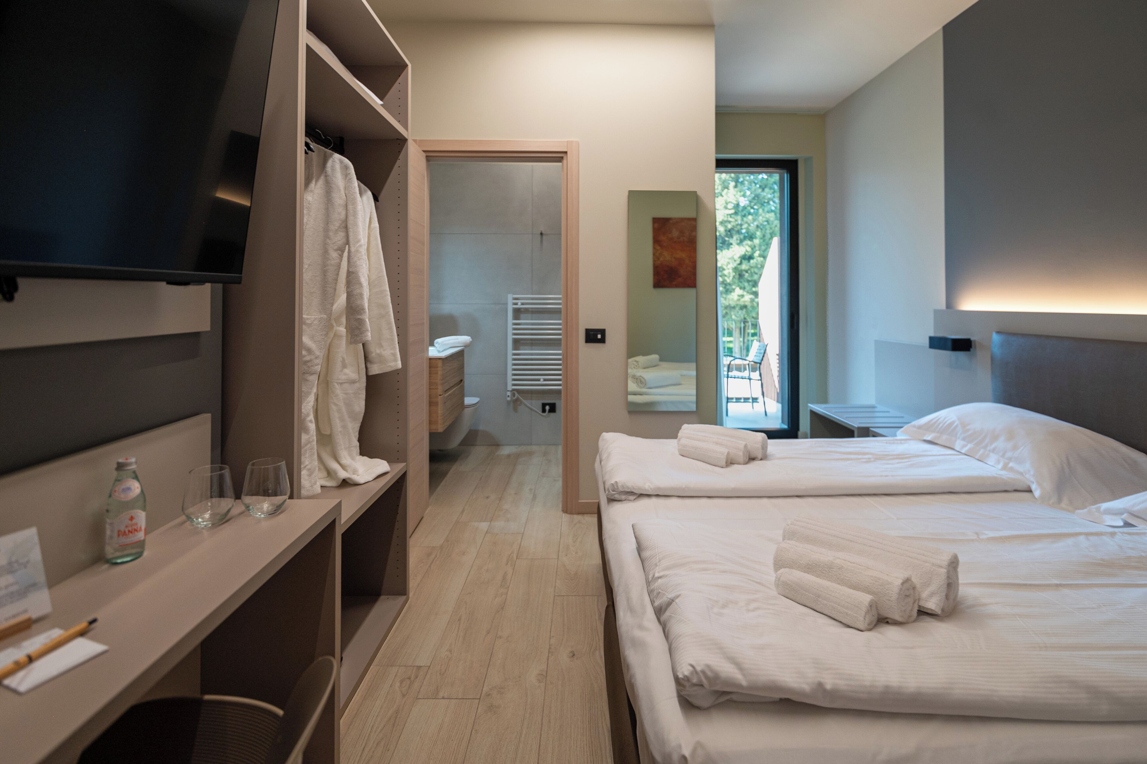 Camera Doppia Deluxe con balcone | Ropa de cama de alta calidad, edredón y camas con efecto memoria 