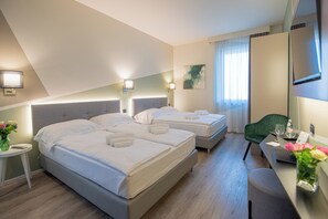 Premium bedding, down duvets, memory-foam beds, minibar - Ile Hotel  (Peschiera del Garda)
