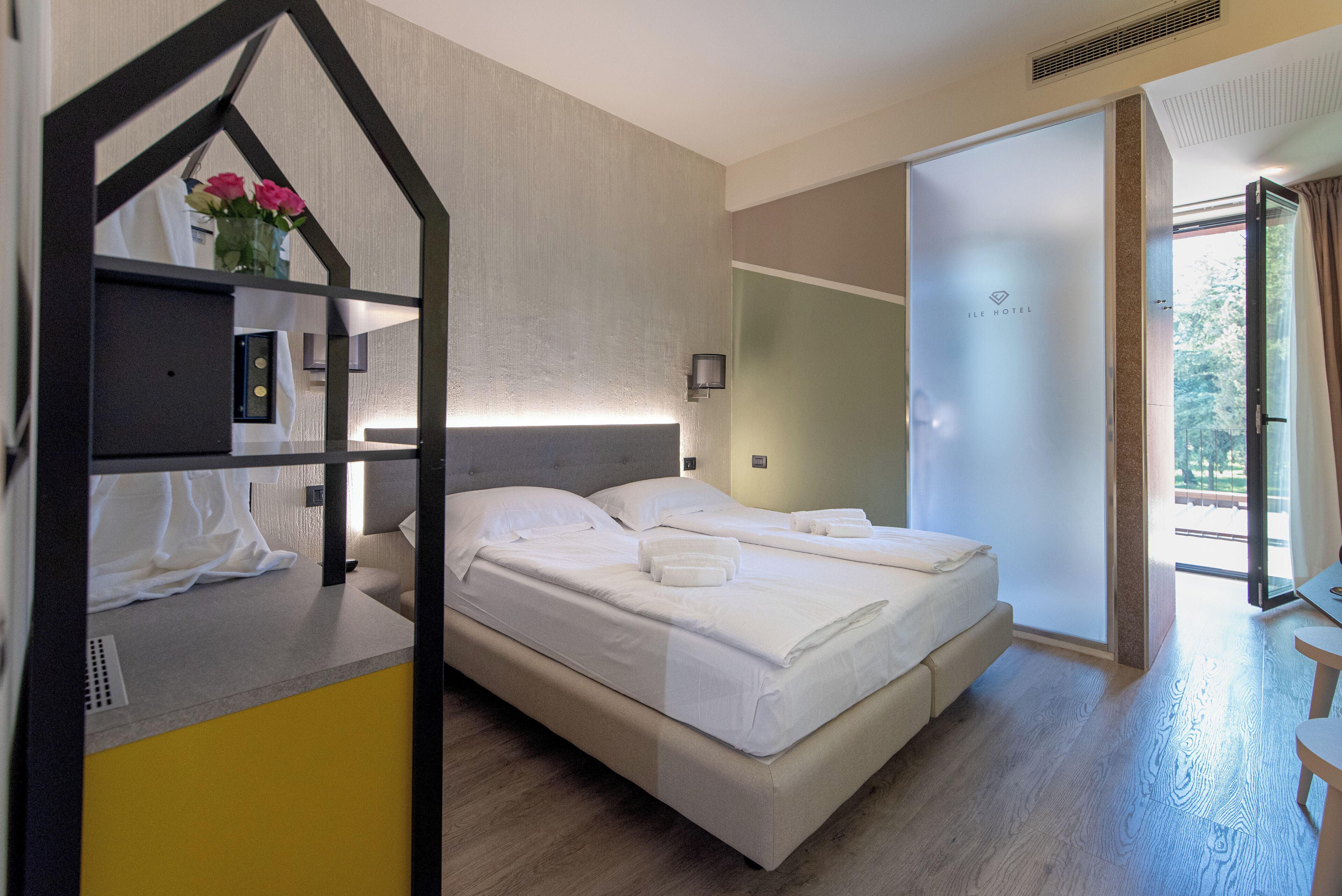 Camera Doppia Superior con balcone e doccia a vista | Ropa de cama de alta calidad, edredón y camas con efecto memoria 