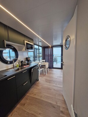 Fridge, oven, stovetop, dishwasher