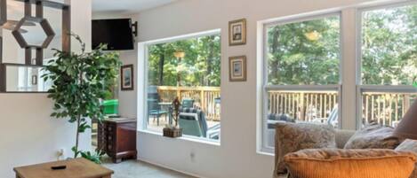 Smart TV, fireplace