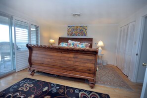 OCEANFRONT-BEDROOM-UPSTAIRS