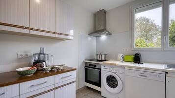 Een koelkast, een microgolfoven, een oven, een kookplaat