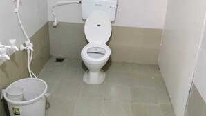 Un bagno piccolo e pulito, con il water, un bidet e un cestino.